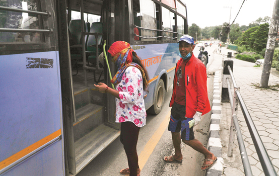काठमाडौंमा चल्न थाले सार्वजनिक यातायात